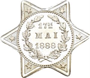 1888. Stjerneformet med Drammens byvåpen. Sølv uten hempe.