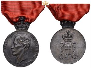 1906 Haakon VII, Hoffbetjeningens medalje. 28 mm sølv med hempe.  Flere kanthakk