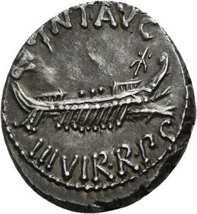 MARKUS ANTONIUS d. 30 f.Kr., denarius 32-31 f.Kr. Gallei mot høyre/Legionørn mellom to standarder. (LEG XX)