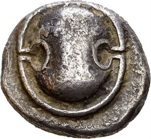 BOETIA, Theben. 425-395 BC. AR stater (12,06 g). Boetian shield, club in upper section of shield / T-E, Bearded hear of Dionysos to right, wreathed with ivy; all within incuse square. Minor roughness. Toned.