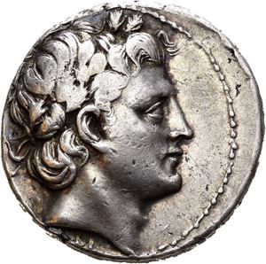 AETOLIA, Aetolian league. 250-225 BC. AR stater (10,58 g). Head of Apollo wreathed with oak leaves / AITO?O?, Aitolos standing left, one foot on rock and holding scepter. Lightly toned with areas of darker iridescence. Reverse of fine style. Scarce issue.