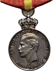 Haakon VII. Kongens fortjenstmedalje. Throndsen. Sølv med hempe og bånd. 28 mm