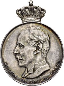 Haakon VII. For Ædel Daad. Bruun. Sølv med krone. 29 mm