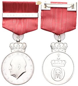 Olav V. Jubileumsmedalje 1957-1982. Hansen. Sølv. 33 mm med krone og bånd