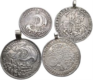 Samling med anghengte thalere og medaljer