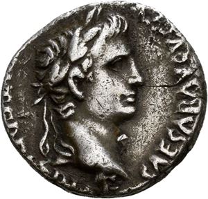 Augustus 27 f.Kr.-14 e.Kr., denarius, Lugdunum 2 f.Kr.-4 e.Kr. R:Gaius og Lucius Caesars stående