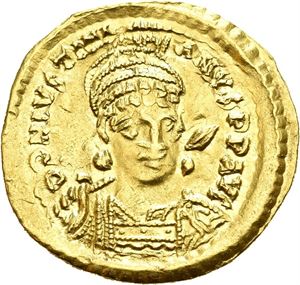 Justinian I 527-565, AV solidus, Constantinople (4,30 g). Helmeted and cuir. bust three-quarter face to r./Angel stg. facing holding long cross and globe with cross. Portrait double struck