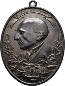 Norge. Oval plakett medalje med portrett av Roald Amundsen. Bronse. 108x133 mm.
