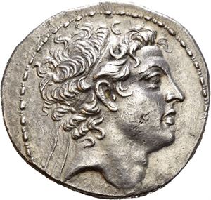 SELEUKID KINGS of SYRIA, Antiochos IV Epiphanes. 175-164 BC. AR tetradrachm (16,85 g). Struck circa 175-173/2 BC at the Tarsos (Antioch on the Kydnos) mint. Diademed head of Antiochos IV to right / &Beta;&Alpha;&Sigma;&Iota;&Lambda;&Epsilon;&Omega;&Sigma; ANTIOXOY, Apollo Delphios seated left of ompholos, testing arrow and holding grounded bow; monogram above wing to outer left; AC to outer right. Minor roughness in fields and very small flan flaw on cheek. Thin flan crack at 12 o&acute;clock. Light cabinet toning. Very rare variant.