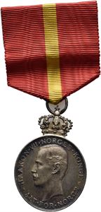 Norge. Haakon VII. Kongens fortjenstmedalje med krone og bånd. Throndsen. Sølv.