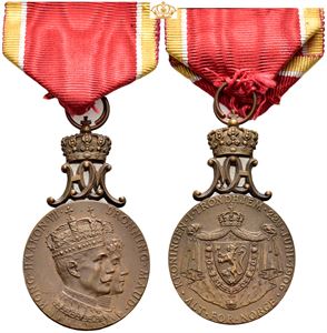 Kong Haakon VII og Dronning Maud, Kroningen 1906. Bronse med agraff og bånd
