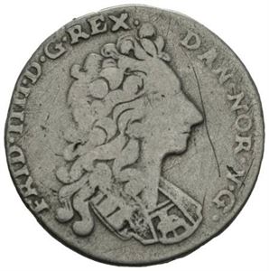 1 mark 1718. Ripe/scratch. Samtidig forfalskning/contemporary counterfeit. Frederik IV s 1 marker fra Kongsberg er preget i årene 1715, 1716 og 1717, men det finnes samtidige forfalskninger datert 1718 og 1719. Dette eksemplaret er som de fleste godt slitt, noe som tyder på lang tids bruk.