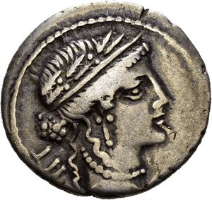 Julius Caesar d.44 f.Kr., denarius, Hellas 48 f.Kr. Hode av Clementia (?) mot høyre/Trofè av galliske våpen