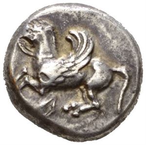 AKARNANIA, Leukas, 480-450 f.Kr., stater (8,51 g). Pegasus mot venstre/Athene i korintisk hjelm mot høyre