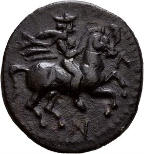 THESSALY, Krannon. Third century BC. AE dihalckon (4,47 g). Thessalian horseman charging right, ? to right, N below / KPAN, Handleless hydria on ornamented cart; crow perched on wheel to right, pecking at hydria. Fine dark patina with patches of red.