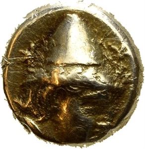 LESBOS, Mytilene. Circa 377-326 BC. EL hekte (2,55 g). Head of Kabeiros in pileus right, star to left and right / Head of Persephone or Hekate right within square frame. Die rust on obverse. Small edge cuts and scratches.