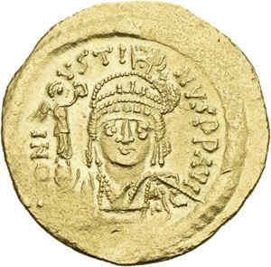 Justin II 565-578, AV solidus, Constantinople (4,49 g). Helmeted and cuir. bust facing, holding globe with Victory and spear/Constantinopolis std. facing, holding spear and globe with cross