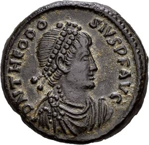 Theodosius I 379-395, Æ2, Constantinpole 393-395 e:Kr. R: Theodosius stående