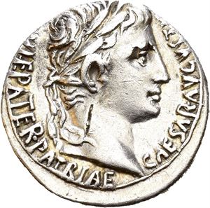 Augustus 27 f.Kr.-14 e. Kr. AR denarius (3,70 g), Lugdunum2 f.Kr.- 4 e.Kr.. Advers: Byste av keiseren mot høyre, iført laurbærkrans. Revers: Caesarene Gaius og Lucius stående i frontalpositur.