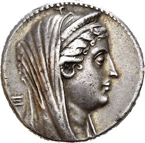 PTOLEMAIC KINGS of EGYPT. Arsinöe II, died 270/268 BC. AR decadrachm (35,39 g). Posthumous issue. Alexandria mint. Struck under Ptolemy II and dated year 22 (=249 BC). Veiled head of Arsinöe II to right, wearing stephane, &Xi; (date) to left; lotus-tipped scepter behind / A&Rho;&Sigma;INOH&Sigma; &Phi;I&Lambda;A&Delta;E&Lambda;&Phi;OY, double cornucopiae bound with royal diadem. A few marks on the reverse. Struck on a slightly tight flan. Wonderful old cabinet toning. Appearently very rare variant with &Xi; (X) behind bust.