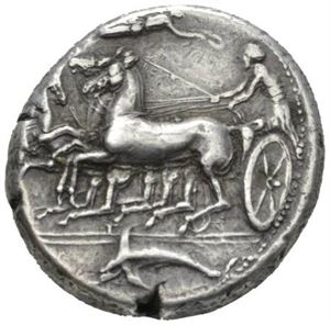 SICILIA, Syrakus, ca.405-395 f.Kr., tetradrachme (17,50 g). Quadriga mot venstre/Hode av Arethusa mot venstre