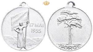 1935. Kvinne med flagg. Aluminium