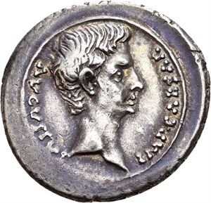 AUGUSTUS 27 f.Kr.-14 e.Kr., denarius, Emerita 25-23 f.Kr. R: Trofè av våpen
