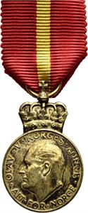 Olav V. Kongens fortjenstmedalje. Miniatyr. Hansen. Sølv med hempe og bånd. 16 mm