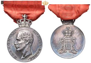 Haakon VII`s erindringsmedalje. Throndsen. Sølv. 28 mm med krone og bånd