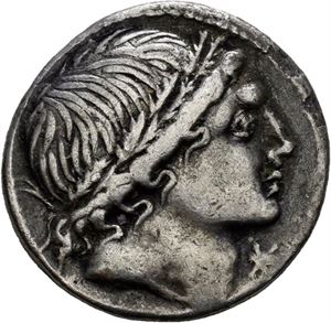 L. Memmius 109-108 f.Kr., denarius. Hode av ung mann mot høyre/Discurene stående mellom sine hester