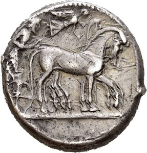 SICILIA, Syracuse. Deinomenid Tyranny. Time of Hieron I or beginnig of the Second Democracy, circa 467-461 BC. AR tetradrachm, (17,28 g). Charioteer, holding kentron and rein, driving slow quadriga right; Nike flying above and crowning horses / SVR?K?S???, head of Arethusa right, wearing necklace and pearl diadem; four dolphins swimming around. Die break on reverse. Minor porosity on the surfaces. Appealing old cabinet toning.
