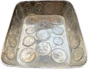Sølvskål innsatt med 29 stk. norske, danske og svenske sølvmynter fra 1600 til 1900-tallet