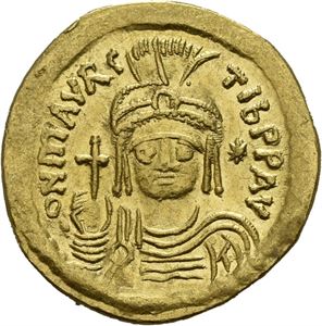 Maurice Tiberius 582-602, AV light weight solidus, Constantinople (3,89 g). Draped and cuir. bust facing, wearing plumed helmet and holding globe with cross/Angel stg. facing, holding long staff and globe with cross