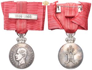 Haakon VII`s jubileumsmedalje 1905-1955 med damesløyfe. Hansen. Sølv. 33 mm med krone og bånd