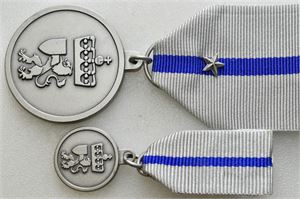 Sivilforsvaresmedaljen med en stjerne. Med miniatyr