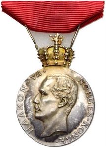 Haakon VIIs 100 års medalje 1872-1972. I originalt etui. 50 års medaljen som konge i Norge ble delt ut til Regjering/Storting samt enkelte andre i 1955 i 307 eksemplarer. 100 års fødselsdag-medaljen ble i 1972 delt ut til Regjering/Storting samt til alle som fikk 50 års medaljen, den ble totalt utdelt i 231 eksemplarer. Disse medaljene har tilhørt Gunnar Bråthen som var lønns- og prisminister i Einar Gerhardsens tredje regjering 1955-1959.