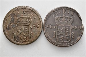 Karl XI, lot 2 stk. 1 öre 1669 og 1686. Den første med kantskade og den andre med blankettfeil