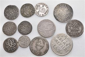 Lott 12 stk. skillemynter fra 1600 til 1700-tallet, blant annet 16 skilling/1 mark 1716 og Dansk Vestinida 12 skilling 1767