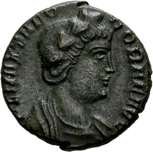 Theodora stemor til Constantin I, Æ4, Treveri 337-340 e. Kr. R: Pietas stående