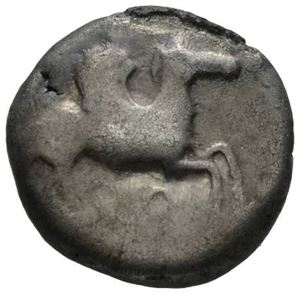 CORINTHIA, Corinth, 500-480 f.Kr., stater (8,24 g). Pegasus mot høyre/Hode av Athene med Corinthisk hjelm mot høyre