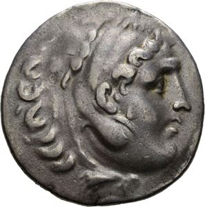 MAKEDONIA, Alexander den store 336-323 f.Kr., tetradrachme, Alabanda 173-167 f.Kr. (16,34 g). Hode av Herakles i løveskinn mot høyre/Zeus sittende mot venstre