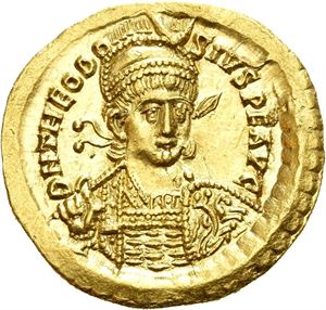 Theodosius II 402-450, AV solidus, Tricennalia issue, Constantinople 430-440 (4,48 g). Helmeted and cuir. bust three-quarter face to r./Constantinopolis enthroned l., shield at side, holding globus cruciger