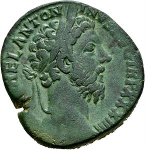 Marcus Aurelius 161-180, Æ sestertius, Roma 180 e.Kr. R: Virtus sittende mot høyre. Pregesprekk/striking crack