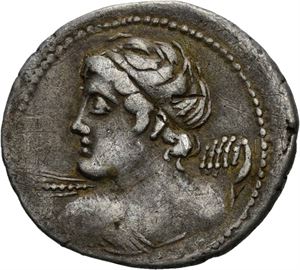C. Licinius L. F. Macer 84 f.Kr., denarius. Byste av Apollo mot venstre/Minerva i quadriga mot høyre