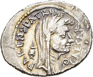 Julius Cæsar  April 44. f.Kr. AR denarius (3,37 g), Roma. Advers: Byste av Julius Caesar mot høyre, iført kappe og laurbærkrans. Revers: C COSSVTIVS og MARIDIANUS arrangert som et kors. A-A-A-F F i hjørnene.
