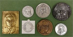 Lot 7 stk. forskjellige medaljer med Henrik Ibsen