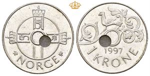1 krone 1997. Skjevt preget hull/hole struck off center
