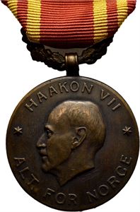 Haakon VII. Krigsmedaljen. Bronse med bånd. 32 mm