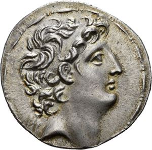 SYRIA, Antiochos VIII, Grypos 121-96 f.Kr., tetradrachme, Sidon (16,26 g). Hans hode mot høyre/Zeus stående mot venstre