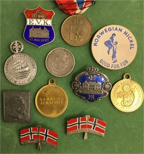 Lot 11 stk. merker tilknyttet 17.mai. 4 emaljerte